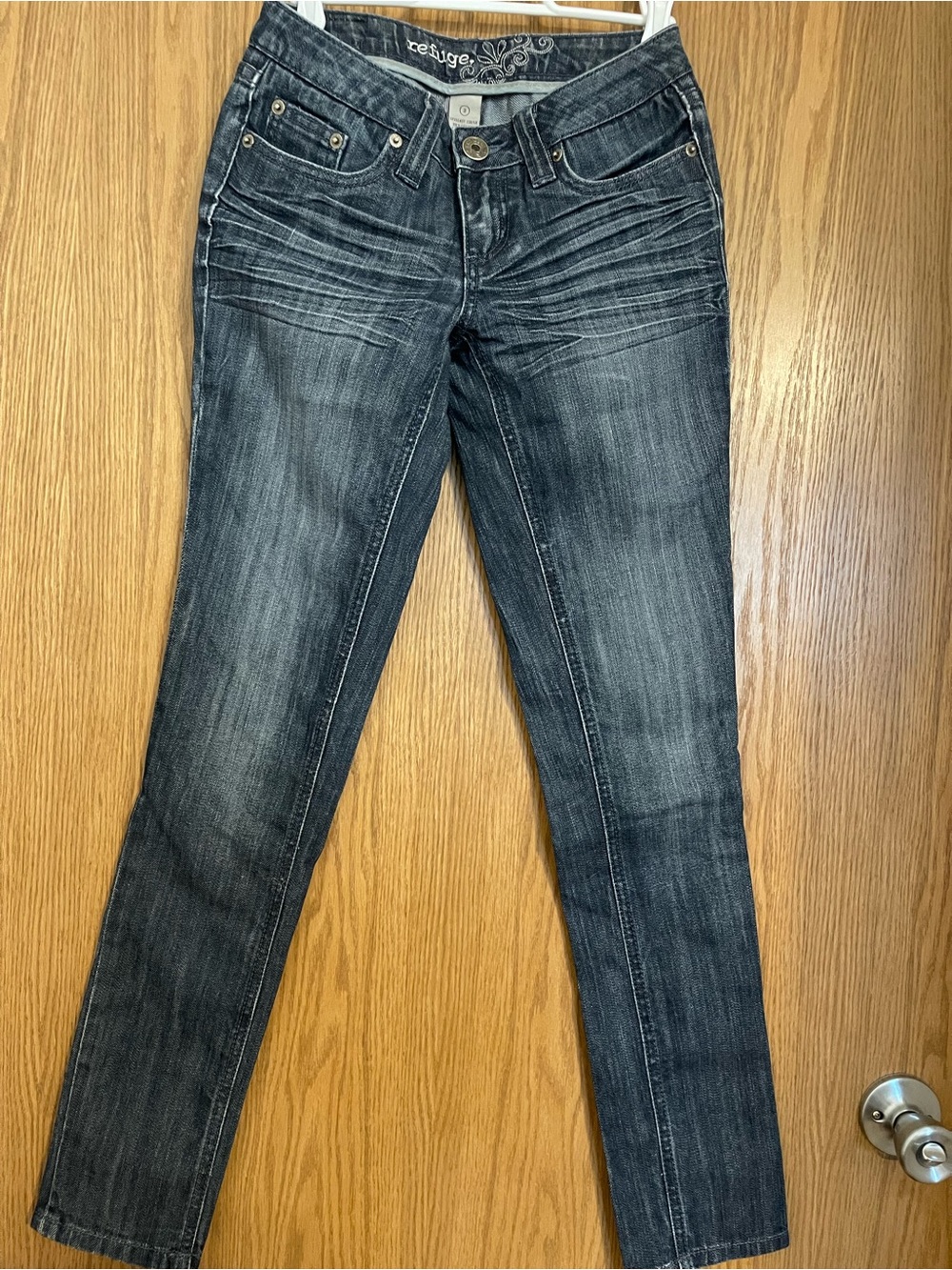 Women’s Refuge. Skinny Jeans